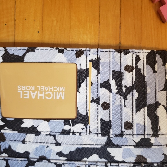 Michael Kors wallet - Picture 3 of 6